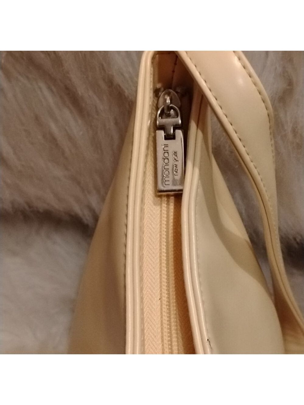 Mondani New York Cream Leather Shoulder Bag. ZIP Close. Like New. - Picture 5 of 10